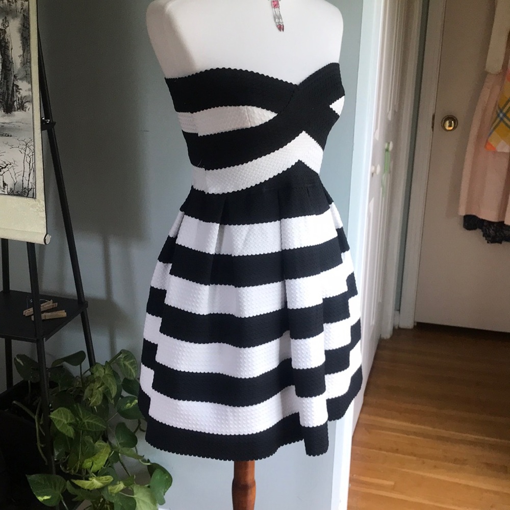 San Souci-strapless black and white bandage mini - Picture 3 of 8